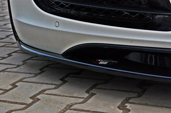 Maxton Front Splitter i glanssort til Audi R8 Mk.1, forbedrer bilens aerodynamik og giver et sporty look.