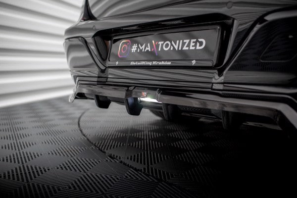 Maxton Central Rear Splitter (With Vertical Bars) BMW 7 M-Pack G70 - Gloss Black