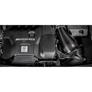 Eventuri Intake i kulfiber til Mercedes W177/C118 A45/A45S med rød luftfilter og monteringsdele på hvid baggrund.