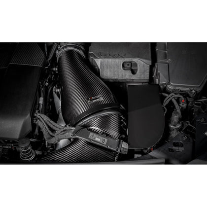 Eventuri Intake i kulfiber til Mercedes W177/C118 A45/A45S med rød luftfilter og monteringsdele på hvid baggrund.