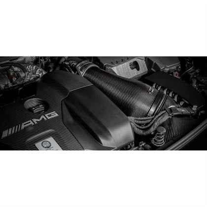 Eventuri Intake i kulfiber til Mercedes W177/C118 A45/A45S med rød luftfilter og monteringsdele på hvid baggrund.