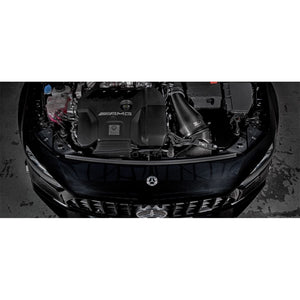 Eventuri Intake i kulfiber til Mercedes W177/C118 A45/A45S med rød luftfilter og monteringsdele på hvid baggrund.
