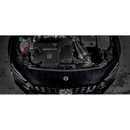 Eventuri Intake i kulfiber til Mercedes W177/C118 A45/A45S med rød luftfilter og monteringsdele på hvid baggrund.