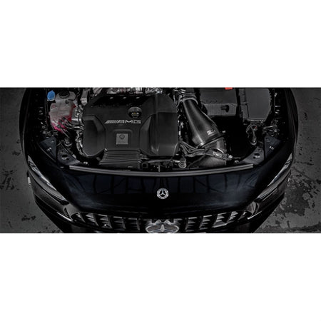 Eventuri Intake i kulfiber til Mercedes W177/C118 A45/A45S med rød luftfilter og monteringsdele på hvid baggrund.