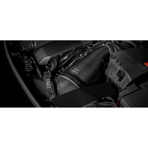 Eventuri Intake i kulfiber til Mercedes W177/C118 A45/A45S med rød luftfilter og monteringsdele på hvid baggrund.