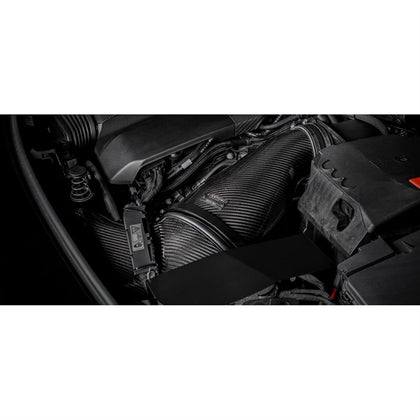 Eventuri Intake i kulfiber til Mercedes W177/C118 A45/A45S med rød luftfilter og monteringsdele på hvid baggrund.