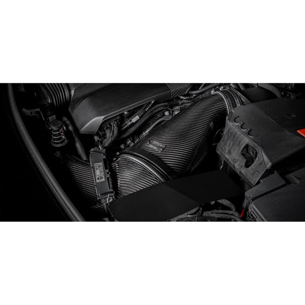 Eventuri Intake i kulfiber til Mercedes W177/C118 A45/A45S med rød luftfilter og monteringsdele på hvid baggrund.