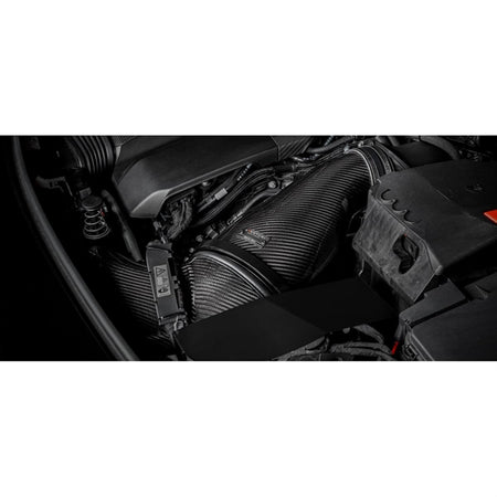 Eventuri Intake i kulfiber til Mercedes W177/C118 A45/A45S med rød luftfilter og monteringsdele på hvid baggrund.
