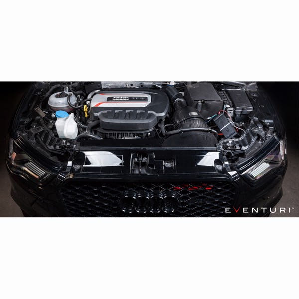 Eventuri Full Black carbon luftindsugningssystem med rød filter til Audi S3 8V 2.0 TFSI, vist med alle dele adskilt på hvid bagg