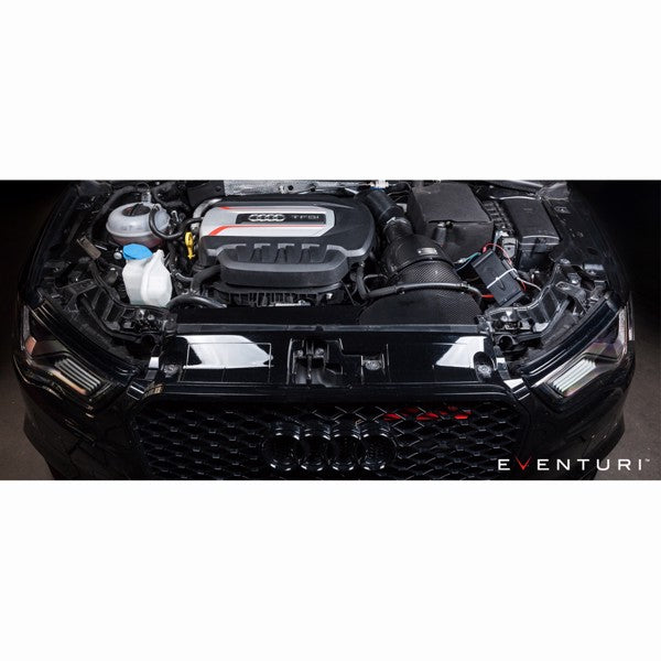 Eventuri Full Black carbon luftindsugningssystem med rød filter til Audi S3 8V 2.0 TFSI, vist med alle dele adskilt på hvid bagg