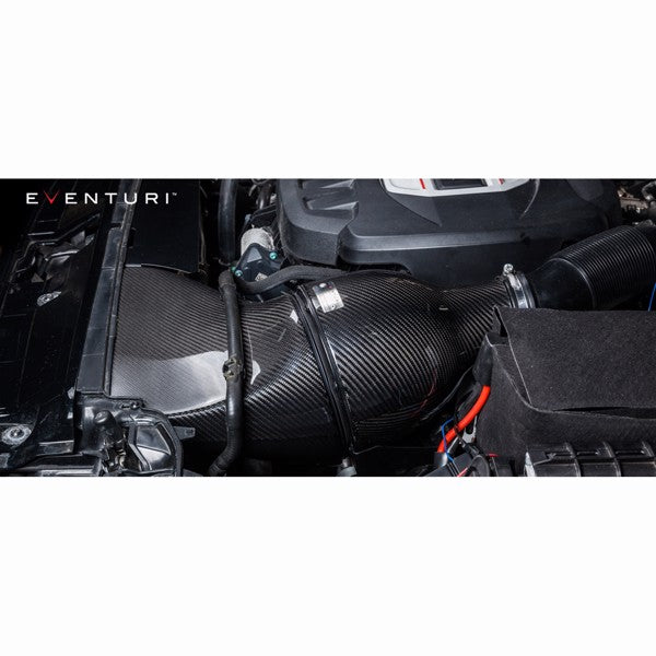 Eventuri Full Black carbon luftindsugningssystem med rød filter til Audi S3 8V 2.0 TFSI, vist med alle dele adskilt på hvid bagg