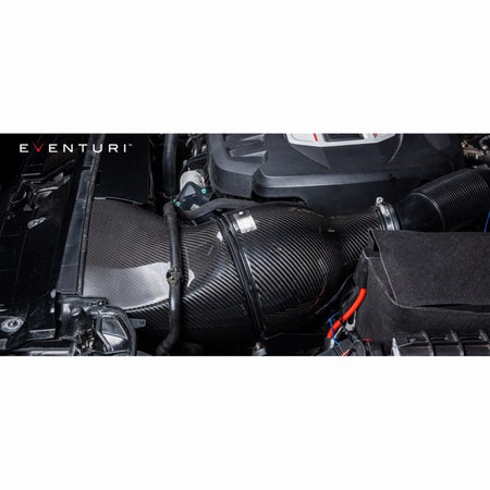 Eventuri Full Black carbon luftindsugningssystem med rød filter til Audi S3 8V 2.0 TFSI, vist med alle dele adskilt på hvid bagg