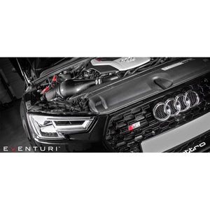 Eventuri sort kulfiber indsugningssystem til Audi B9 S5/S4 med rødt luftfilter og monteringsbeslag på hvid baggrund