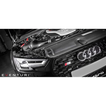 Eventuri sort kulfiber indsugningssystem til Audi B9 S5/S4 med rødt luftfilter og monteringsbeslag på hvid baggrund