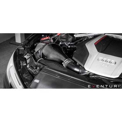 Eventuri sort kulfiber indsugningssystem til Audi B9 S5/S4 med rødt luftfilter og monteringsbeslag på hvid baggrund