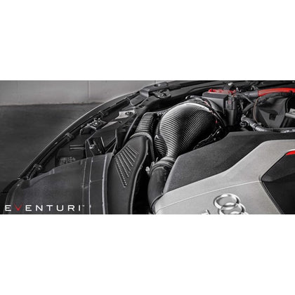 Eventuri sort kulfiber indsugningssystem til Audi B9 S5/S4 med rødt luftfilter og monteringsbeslag på hvid baggrund