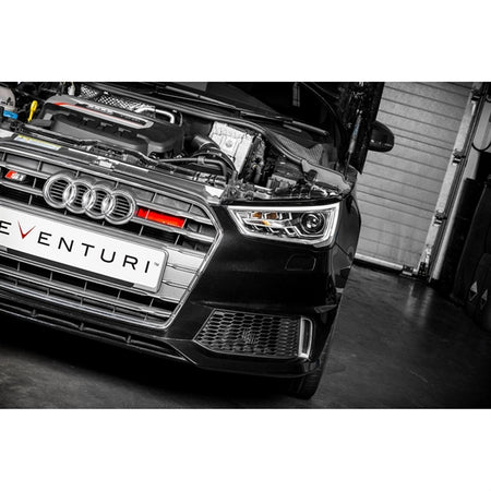 Eventuri Black Carbon luftindtag til Audi S1 2.0 TFSI med rød filterindsats og tilbehør på hvid baggrund