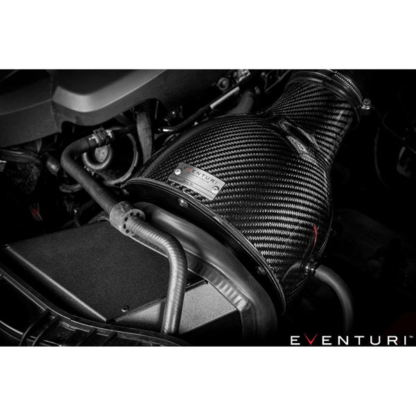 Eventuri Black Carbon luftindtag til Audi S1 2.0 TFSI med rød filterindsats og tilbehør på hvid baggrund