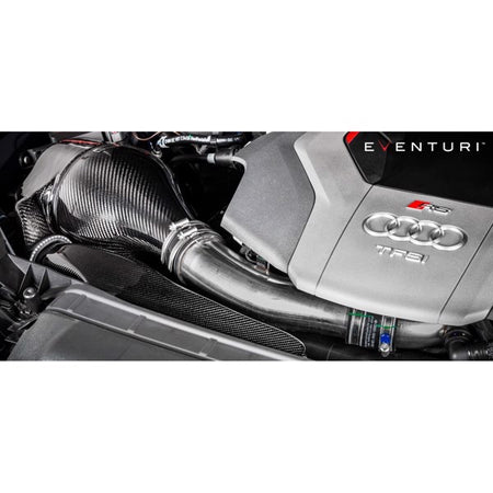 Sort Eventuri carbon intake system med sekundær kanal til Audi B9 RS5/RS4, inklusive luftfilter og monteringsbeslag, vist mod hv