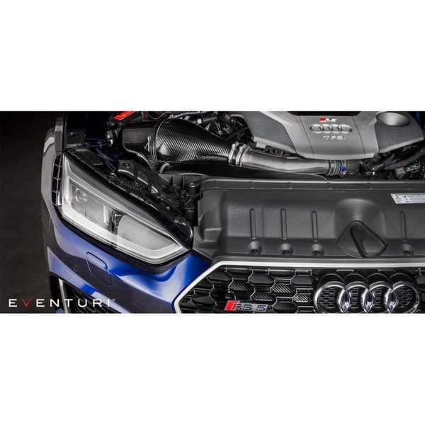 Sort Eventuri carbon intake system med sekundær kanal til Audi B9 RS5/RS4, inklusive luftfilter og monteringsbeslag, vist mod hv