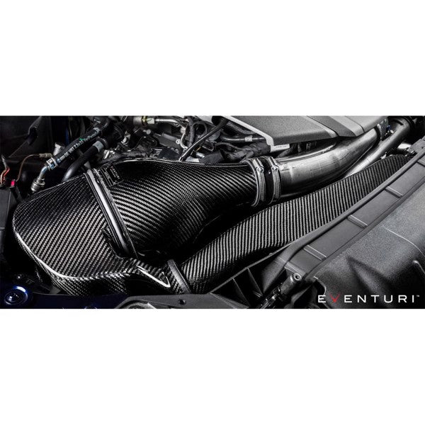 Sort Eventuri carbon intake system med sekundær kanal til Audi B9 RS5/RS4, inklusive luftfilter og monteringsbeslag, vist mod hv