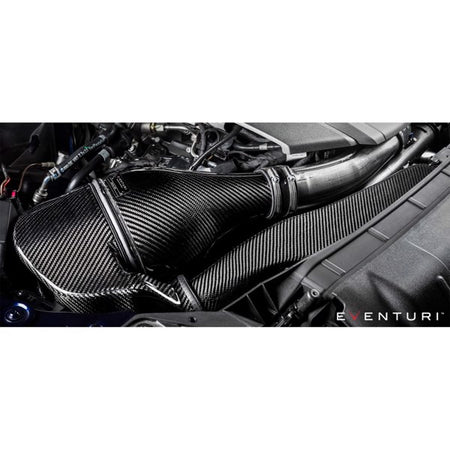 Sort Eventuri carbon intake system med sekundær kanal til Audi B9 RS5/RS4, inklusive luftfilter og monteringsbeslag, vist mod hv