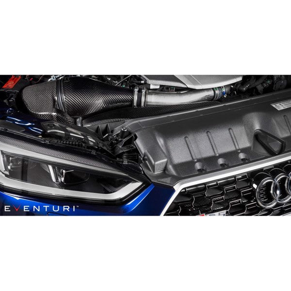 Sort Eventuri carbon intake system med sekundær kanal til Audi B9 RS5/RS4, inklusive luftfilter og monteringsbeslag, vist mod hv