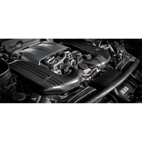 Eventuri Carbon Intake til Mercedes GLC63S med kulfiberindsugningsrør og røde luftfiltre på hvid baggrund