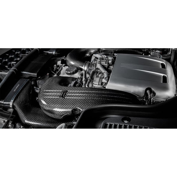 Eventuri Carbon Intake til Mercedes GLC63S med kulfiberindsugningsrør og røde luftfiltre på hvid baggrund