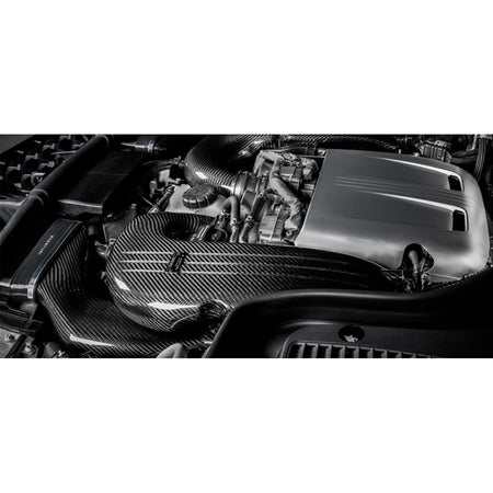 Eventuri Carbon Intake til Mercedes GLC63S med kulfiberindsugningsrør og røde luftfiltre på hvid baggrund