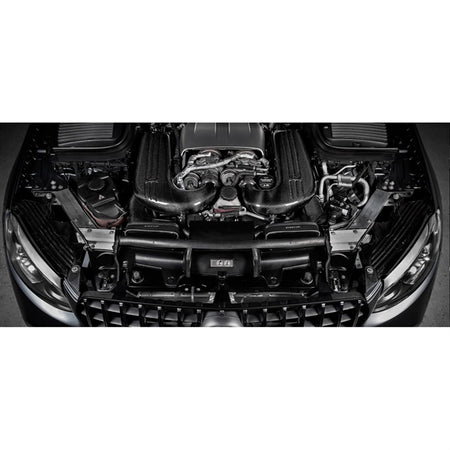 Eventuri Carbon Intake til Mercedes GLC63S med kulfiberindsugningsrør og røde luftfiltre på hvid baggrund