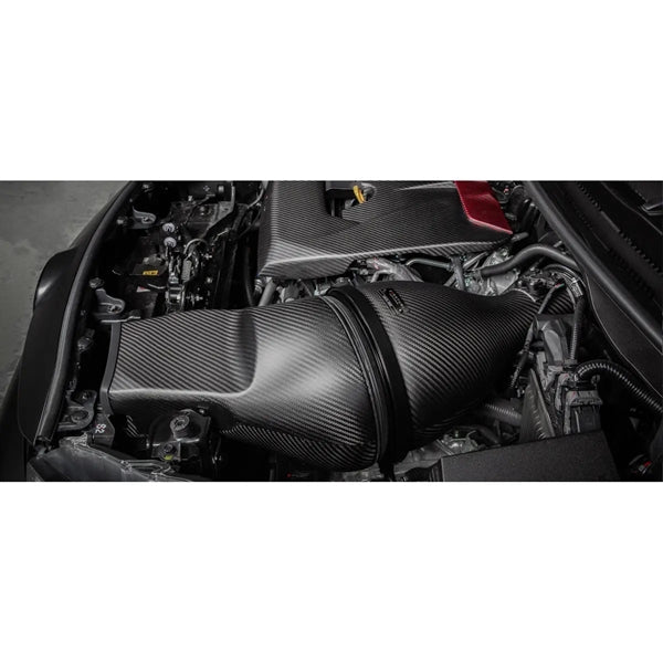 Eventuri Carbon Intake Gloss til Toyota GR Yaris med rødt luftfilter og kulfiberkomponenter set fra fronten på hvid baggrund