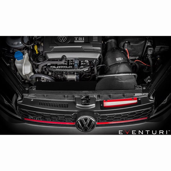 Eventuri Full Black carbon luftindsugningssystem med rød filter til Audi S3 8V 2.0 TFSI, vist med alle dele adskilt på hvid bagg