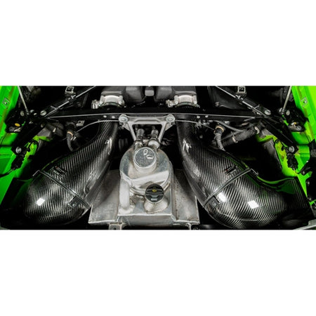 Eventuri Carbon Intake indsugningsrør i kulfiber til Lamborghini Huracan med monteringsbeslag på hvid baggrund