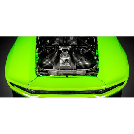 Eventuri Carbon Intake indsugningsrør i kulfiber til Lamborghini Huracan med monteringsbeslag på hvid baggrund