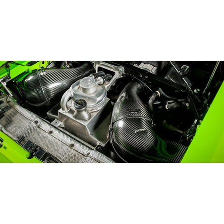 Eventuri Carbon Intake indsugningsrør i kulfiber til Lamborghini Huracan med monteringsbeslag på hvid baggrund