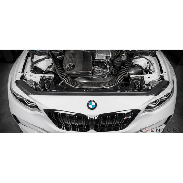 Eventuri Black Carbon luftindsugningssystem til BMW F87 M2 Competition med røde filtre og kulfiberkomponenter laid out på hvid b