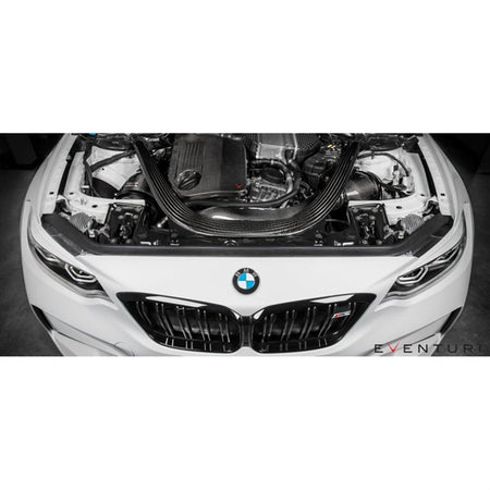 Eventuri Black Carbon luftindsugningssystem til BMW F87 M2 Competition med røde filtre og kulfiberkomponenter laid out på hvid b