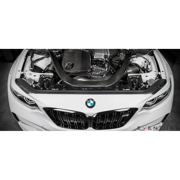 Eventuri Black Carbon luftindsugningssystem til BMW F87 M2 Competition med røde filtre og kulfiberkomponenter laid out på hvid b