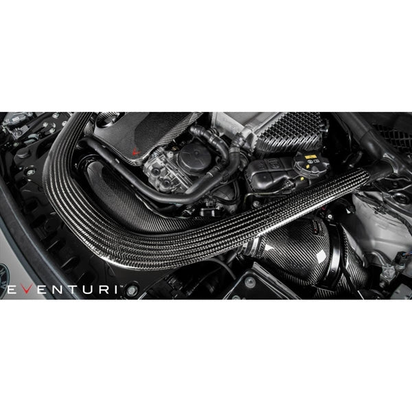 Eventuri Black Carbon luftindsugningssystem til BMW F87 M2 Competition med røde filtre og kulfiberkomponenter laid out på hvid b