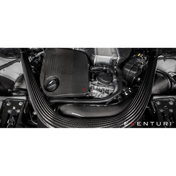 Eventuri Black Carbon luftindsugningssystem til BMW F87 M2 Competition med røde filtre og kulfiberkomponenter laid out på hvid b