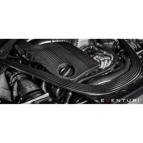 Eventuri Black Carbon luftindsugningssystem til BMW F87 M2 Competition med røde filtre og kulfiberkomponenter laid out på hvid b