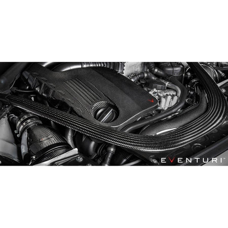 Eventuri Black Carbon luftindsugningssystem til BMW F87 M2 Competition med røde filtre og kulfiberkomponenter laid out på hvid b