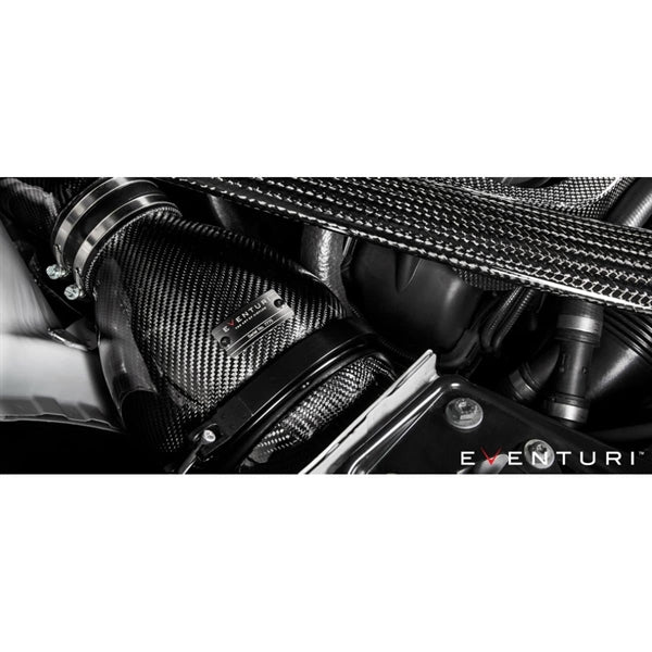 Eventuri Black Carbon luftindsugningssystem til BMW F87 M2 Competition med røde filtre og kulfiberkomponenter laid out på hvid b