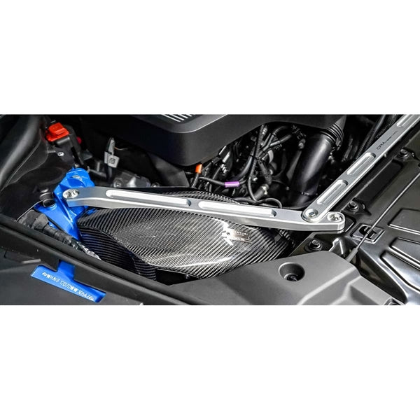Eventuri carbon intake sæt til Toyota Supra MK5 2.0 B48 med kulfiber luftfilterhus, indtagsrør og rød performance luftfilter.