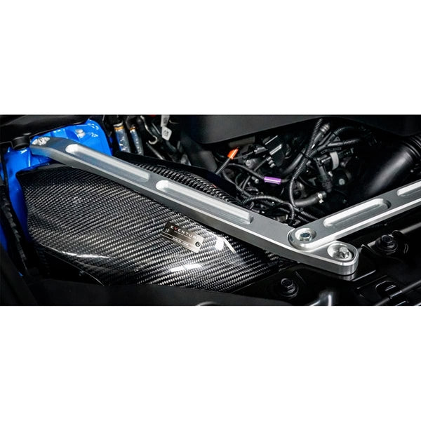 Eventuri carbon intake sæt til Toyota Supra MK5 2.0 B48 med kulfiber luftfilterhus, indtagsrør og rød performance luftfilter.