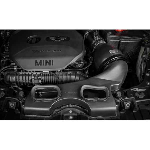 Eventuri sort kulfiber luftindsugningssystem til Mini Cooper S og JCW med rød sportsluftfilter og carbon dele, isoleret på hvid 