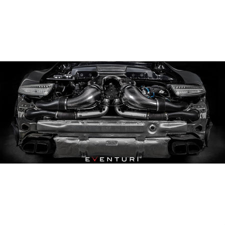 Eventuri Black Carbon Intake til Porsche 991 Turbo med kulfiber luftindtag og røde filtre på hvid baggrund