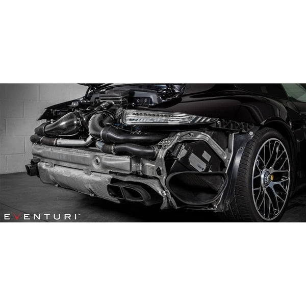 Eventuri Black Carbon Intake til Porsche 991 Turbo med kulfiber luftindtag og røde filtre på hvid baggrund