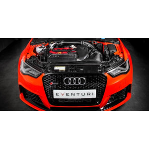 Eventuri full black carbon intake til Audi 8V RS3 Gen 1 med kulfiberrør, luftfilter og tilbehør på hvid baggrund